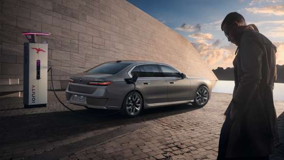 Charging card BMW i7 Sedan G70 Charging Card in the foreground BMW i7 Sedan G70 BMW Individual Oxid grey metallic charging in background