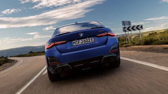 Adaptive with M suspension BMW i4 M50 G26 2021 BMW Individual Frozen Portimao Blue metallic close-up lateral front