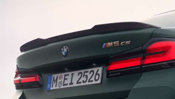 M Carbon rear spoiler BMW M5 CS F90 2021 M Carbon rear spoiler BMW M5 CS F90 2021 Frozen Deep Green metallic close-up rear