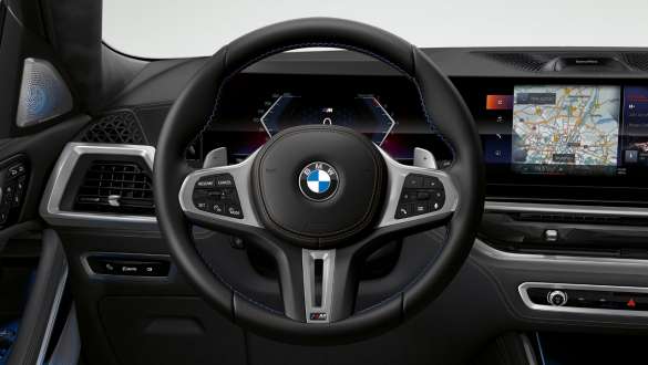 BMW X6 M60i xDrive G06 MP M Leather steering wheel filename.jpg_image_alt_text> (should include keyword) BMW X6 M60i xDrive G06 MP M Leather steering wheel close-up