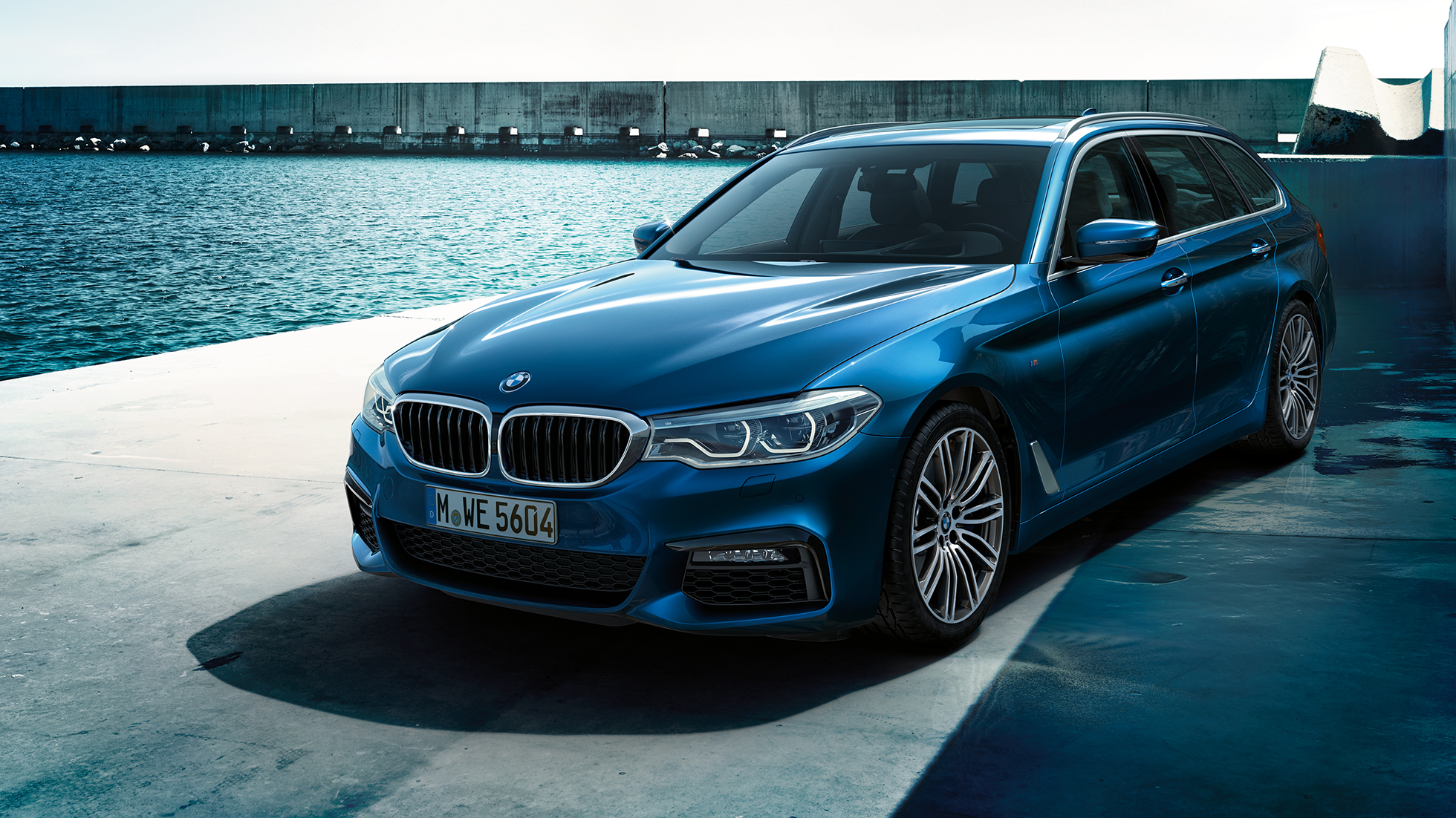 Design BMW 5 Series Touring BMW 5 Series Touring 530d xDrive Touring G31 Mediterranean Blue metallic three-quarter front view