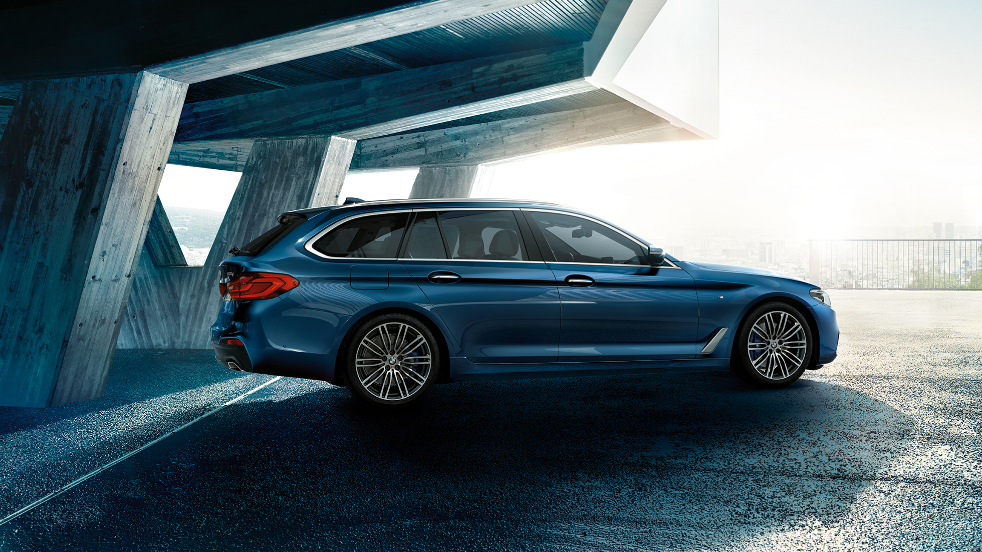 Side view design BMW 5 Series Touring BMW 5 Series Touring 530d xDrive Touring G31 Mediterranean Blue metallic three-quarter side view