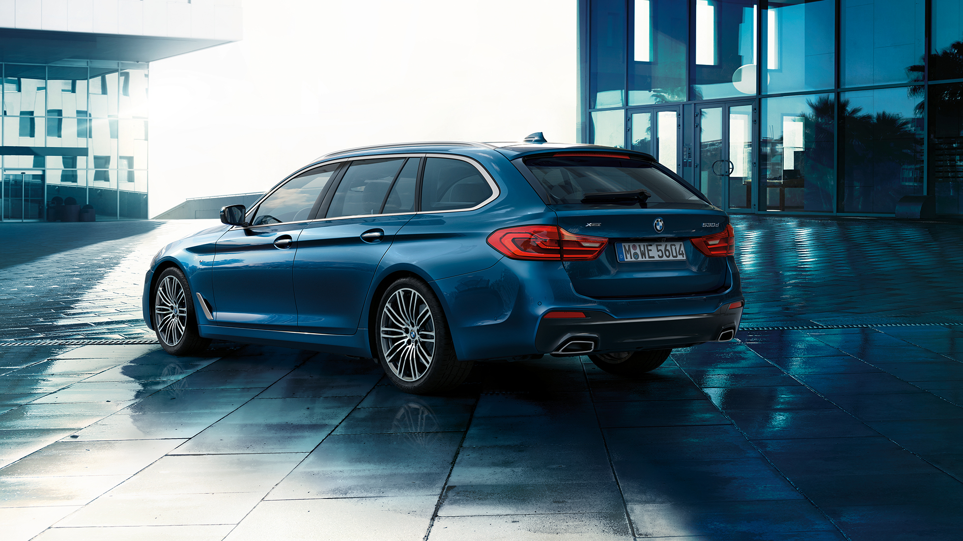 Exterior BMW 5 Series Touring Exterior BMW 5 Series Touring highlights 530d xDrive Touring G31 Mediterranean Blue metallic three-quarter rear view