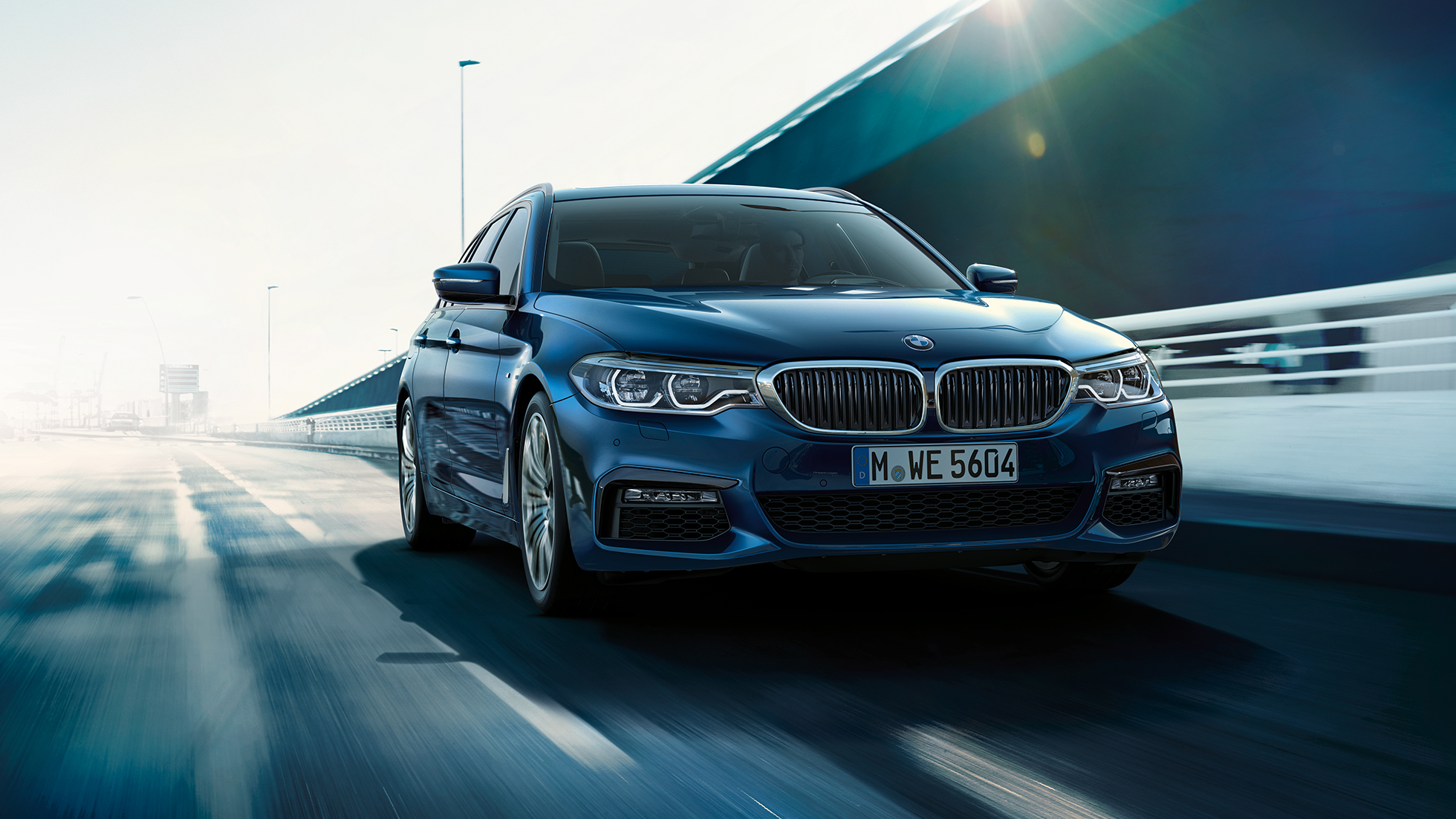 Driving dynamics BMW 5 Series Touring Driving dynamics BMW 5 Series Touring highlights 530d xDrive Touring G31 Mediterranean Blue metallic three-quarter front view