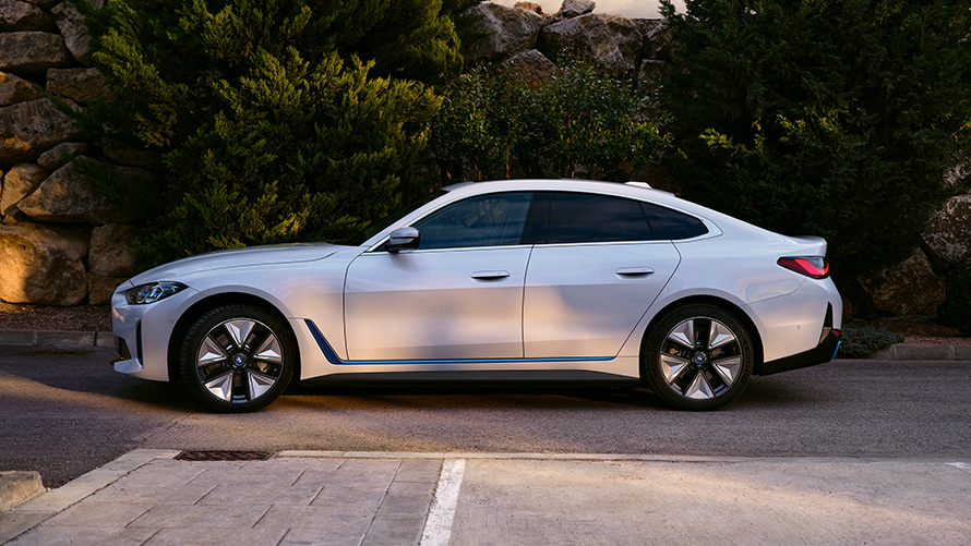 BMW i4 eDrive40 G26 2021 Mineral white three-quarter front view standing in front of water