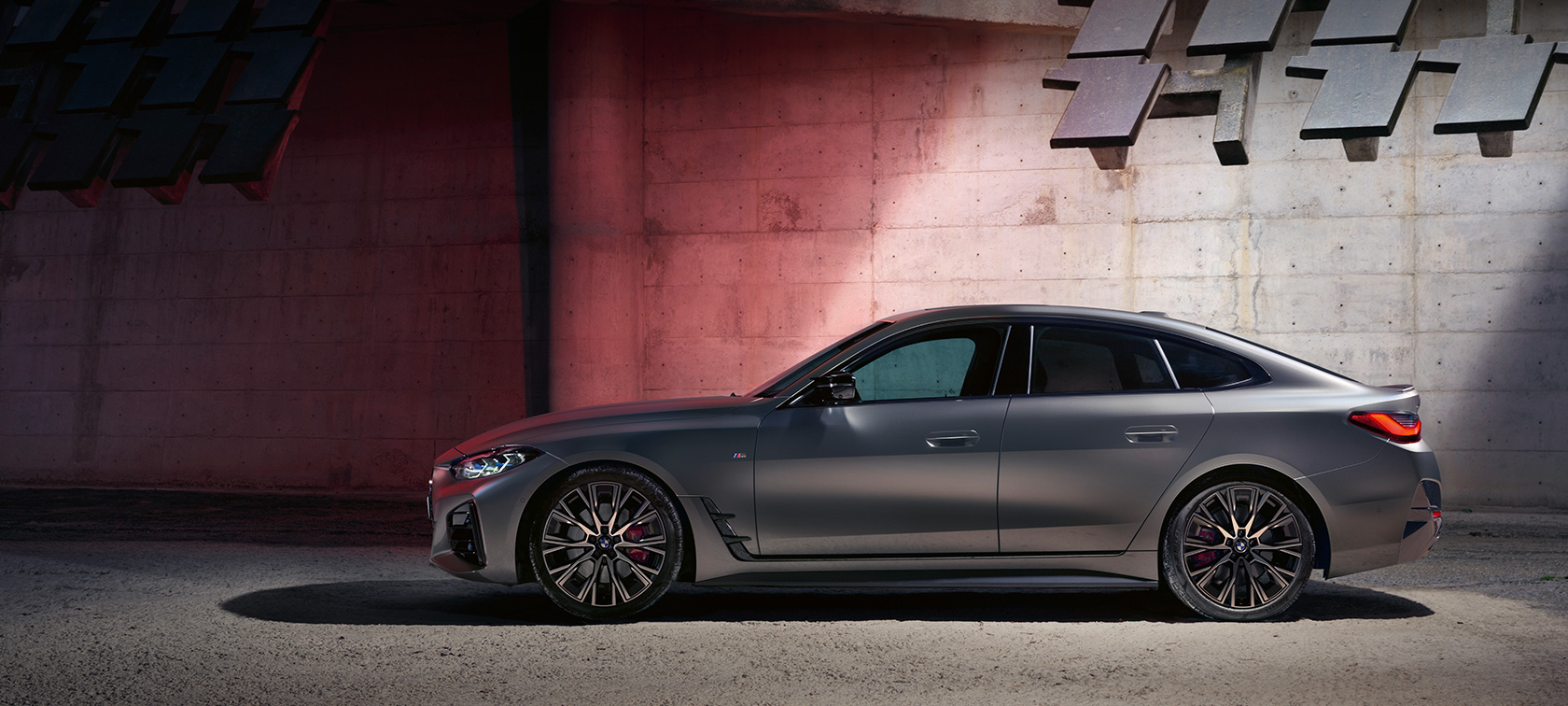 BMW M440i xDrive Gran Coupé G26 2021 side view in front of wall BMW M440i xDrive Gran Coupé G26 2021 BMW Individual Frozen Pure Grey metallic side view in front of wall