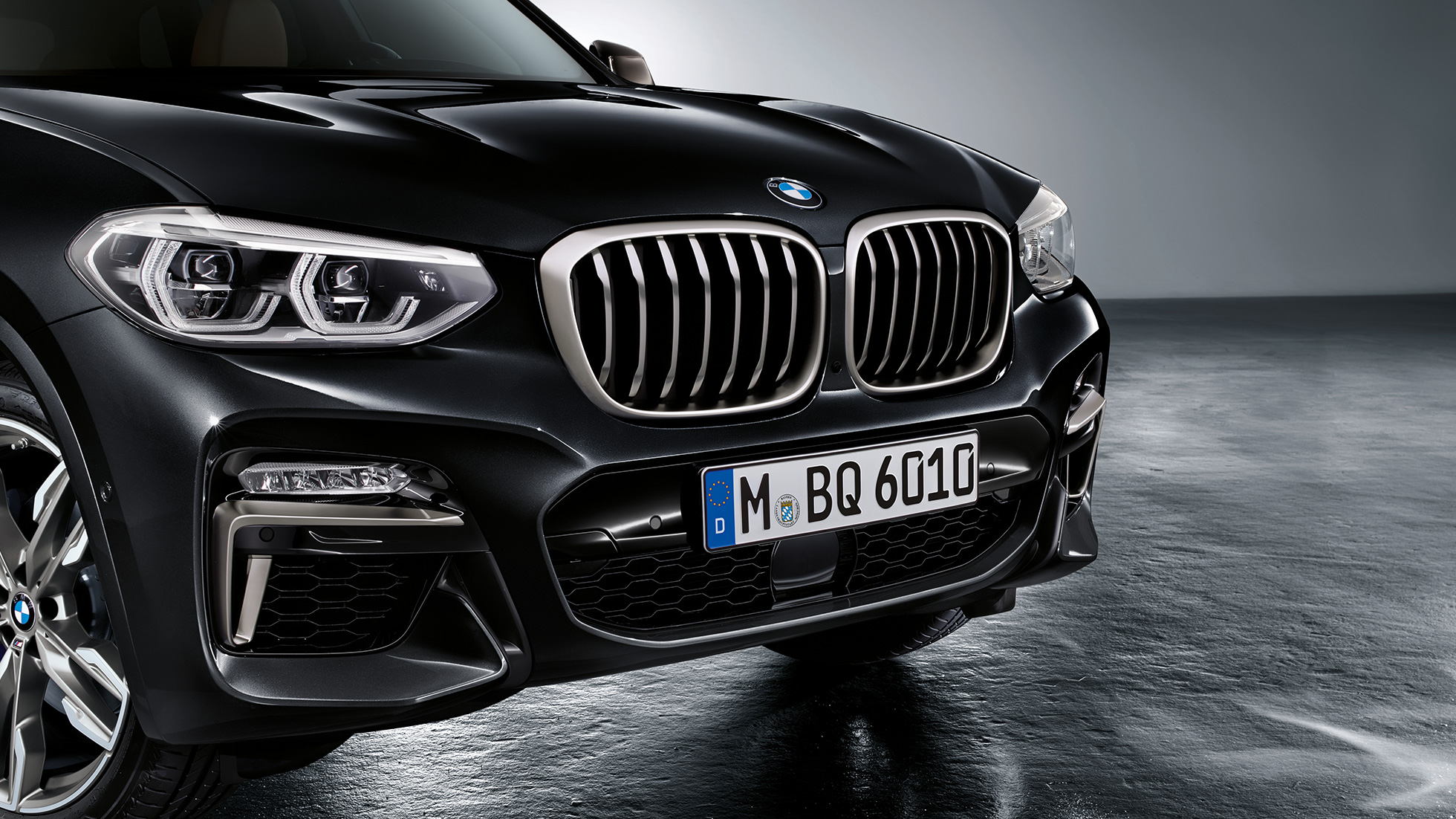 BMW X3 M40i, front. BMW X3 M40i in Black Sapphire metallic, exterior, front with design elements in Cerium Grey.