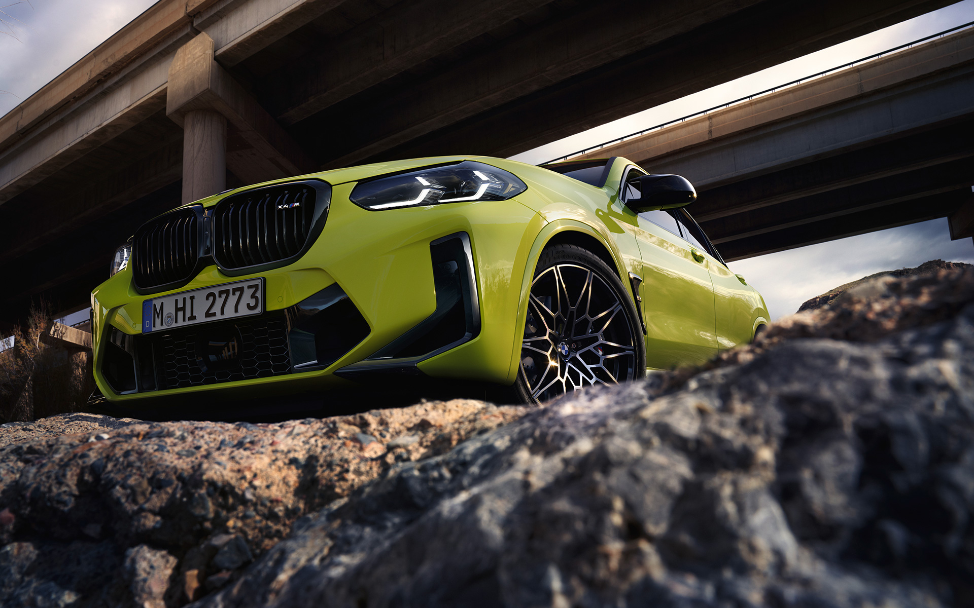 BMW X4 M Competition F98 LCI Facelift 2021 Sao Paulo Yellow three-quarter front view with bottom view under bridges