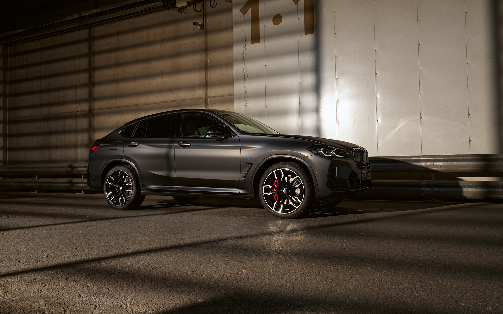 BMW X4 M40i G02 LCI 2021 Facelift side view in front of glossy wall
