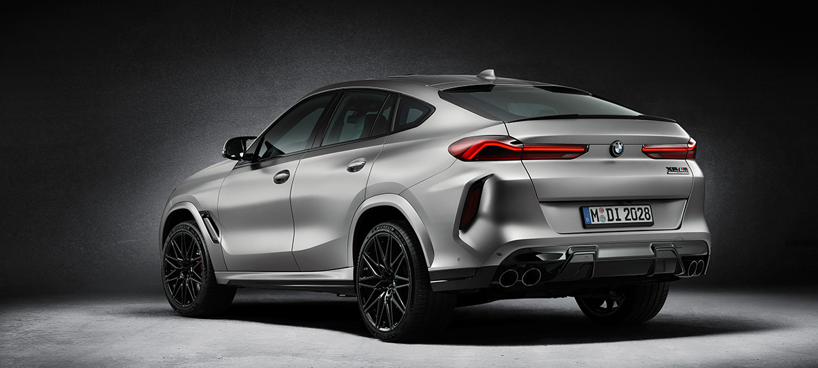 BMW X6 M First Edition F96 2020 BMW Individual special paint work Frozen Dark Silver metallic matte three-quarter rear view BMW X6 M First Edition F96 2020 BMW Individual special paint work Frozen Dark Silver metallic matte three-quarter rear view