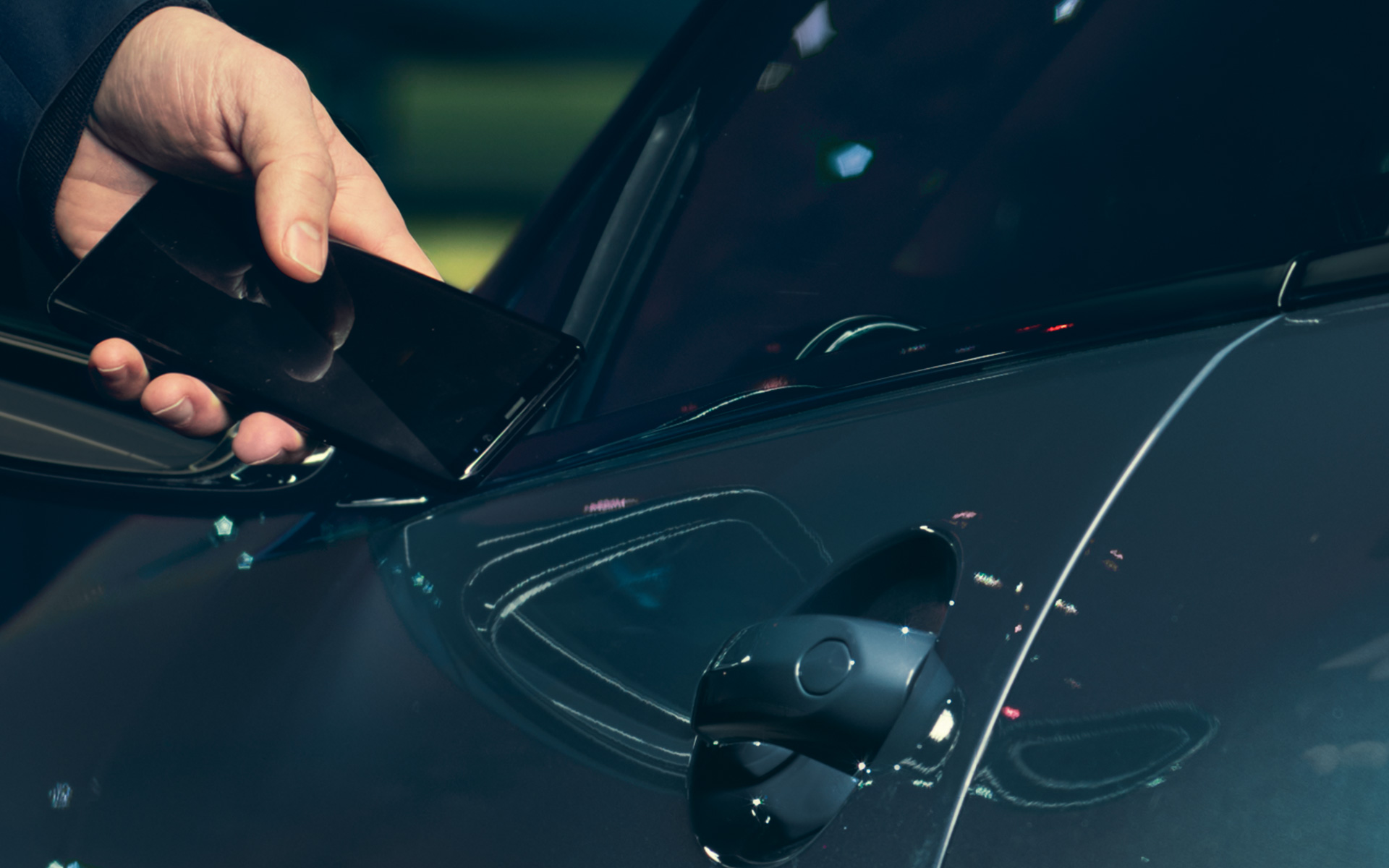 BMW X7 M50i G07 2019 Digital Key smartphone close-up BMW X7 M50i G07 2019 Digital Key smartphone close-up