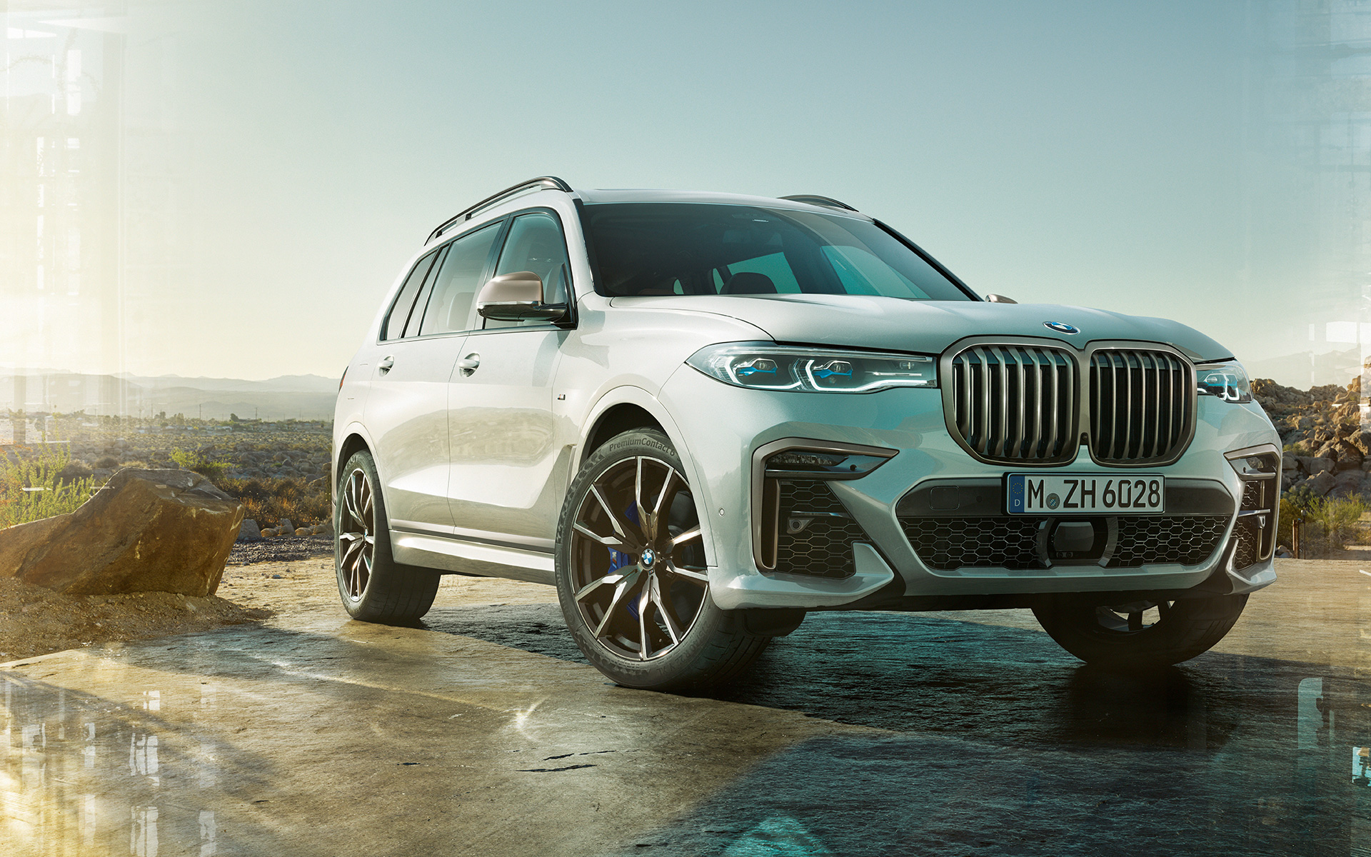 BMW X7 M50i G07 2019 Mineral White three-quarter front view standing in front of nature landscape BMW X7 M50i G07 2019 Mineral White three-quarter front view standing in front of nature landscape