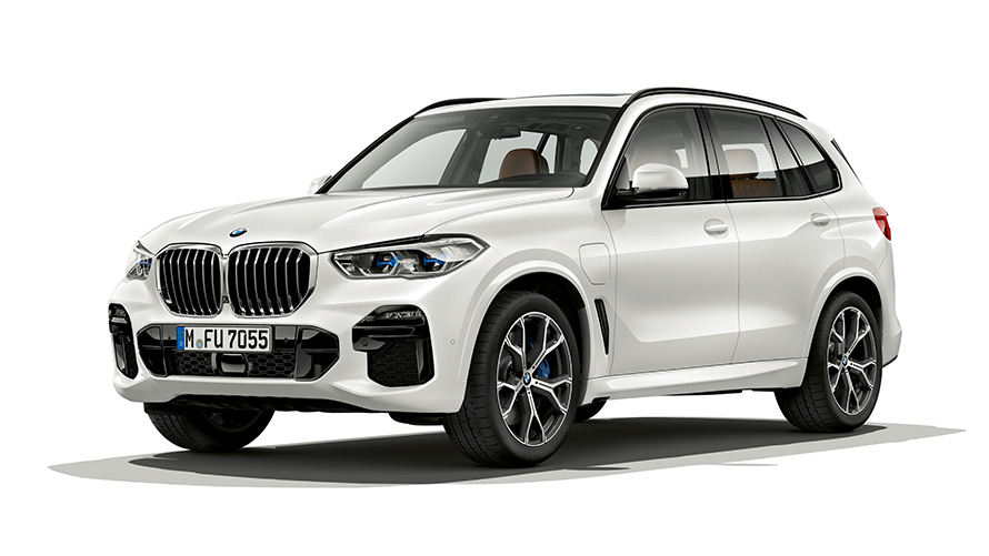 BMW X5 xDrive45e PHEV car three-quarter front view BMW X5 xDrive45e PHEV car studio shot three-quarter front view