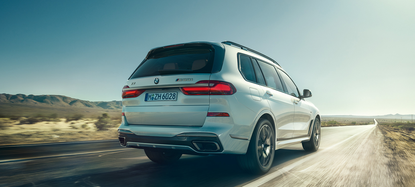 BMW X7 M Automobile G07 2019 three-quarter front view BMW X7 M Automobile G07 2019 Mineral White three-quarter front view standing